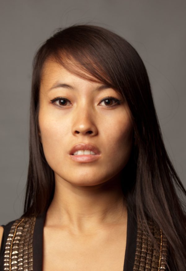 Très jolie jeune femme d'origine asiatique, Moon, 21 ans, est tentée par un maquillage des yeux plus sophistiqué.