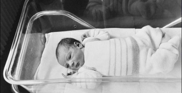 Photo prise le 24 février 1982, du 1er bébé éprouvette français, Amandine.