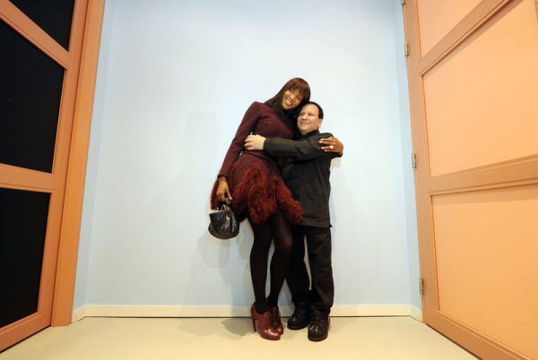 Naomi Campbell pose avec styliste français Azzedine Alaia dans le musée de Groningue à Groningue, le 10 Décembre, 2011.