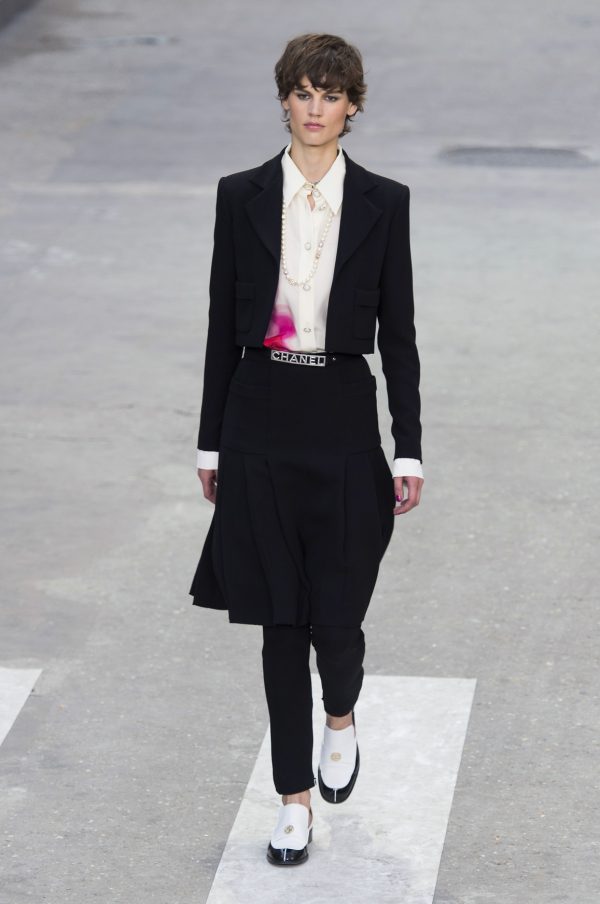 Style boyish noir et blanc - défilé Chanel.