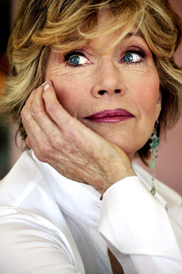 Désormais sûre d'elle-même, Jane Fonda s'ingénie à mettre les autres en confiance.