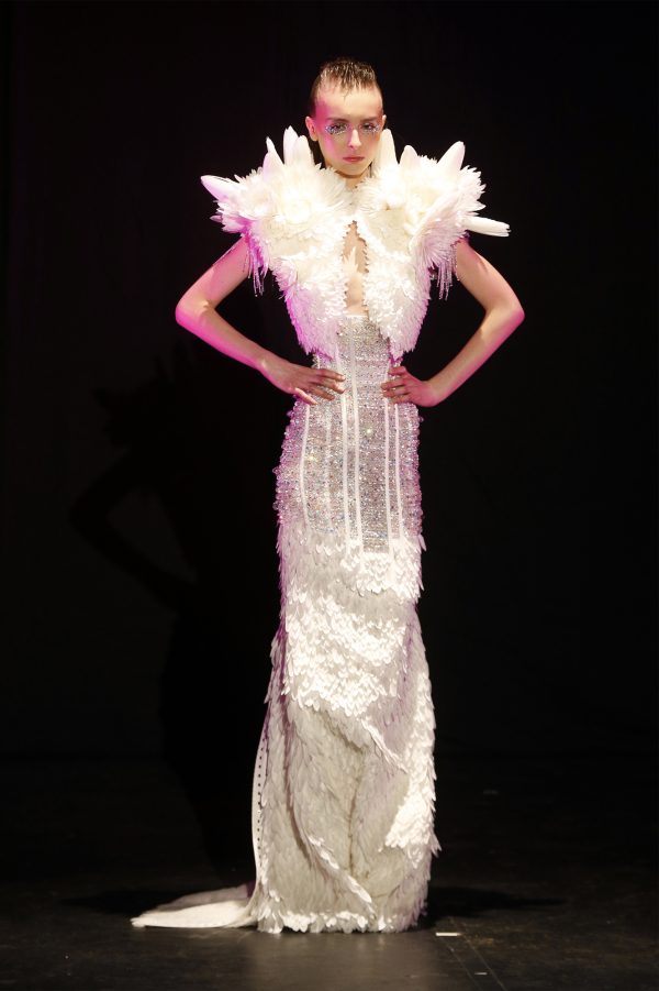 Un modèle signé Serkan Cura pour les défilés haute couture Printemps-Eté 2014.