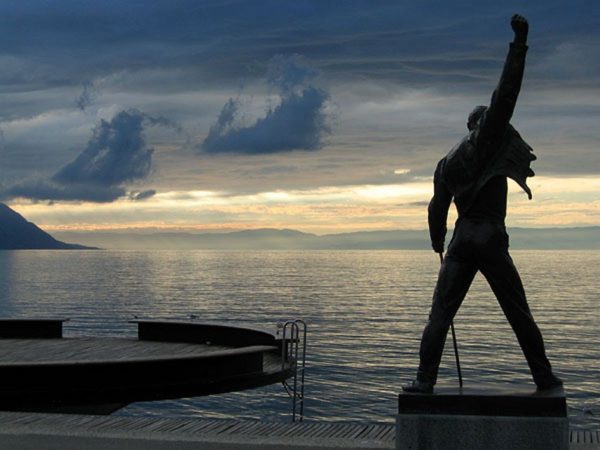 La statue de Freddy Mercury au bord du lac Léman à Montreux (VD) qui le représente le poing levé vers le ciel, une posture qu'il affectionnait lors de ses concerts.
