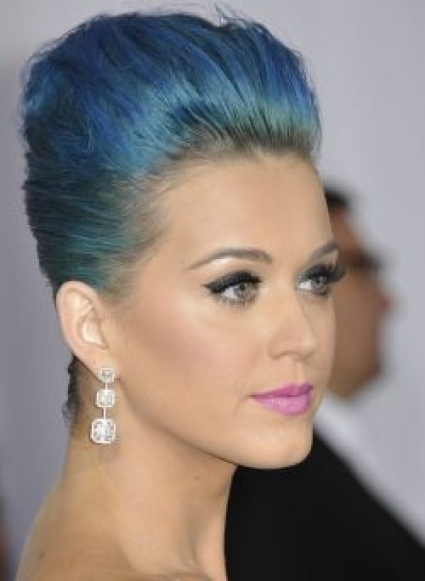 Bleu: Katy Perry a combiné deux tendances avec sa banane with et ses mêches bleues..
