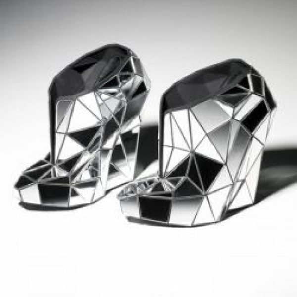 Chaussures invisibles: design, Andreia Chaves, du Brésil, en collaboration avec FOC Ces chaussures avec imprimés 3D ont été produites en collaboration avec le studio Freedom of Creation (Amsterdam). Materiau: interieur en cuir, exterieur en imprimé 3D,