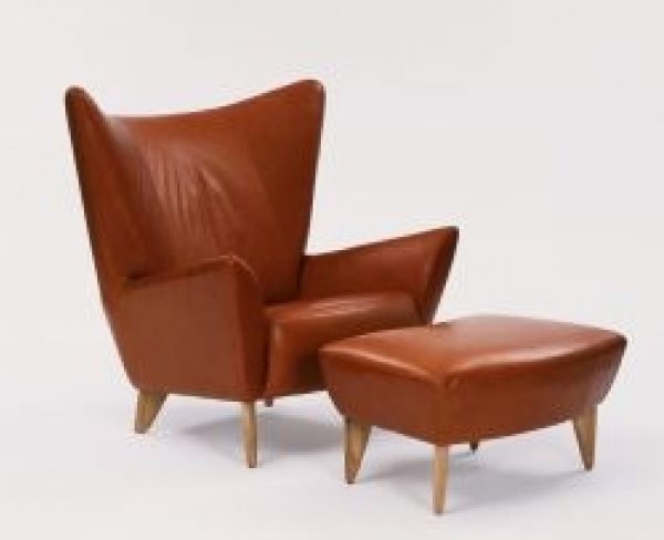 Fauteuil matador et repose-pied en cuir marron: Terence Conran a commencé sa carrière de designer dans les années 40.