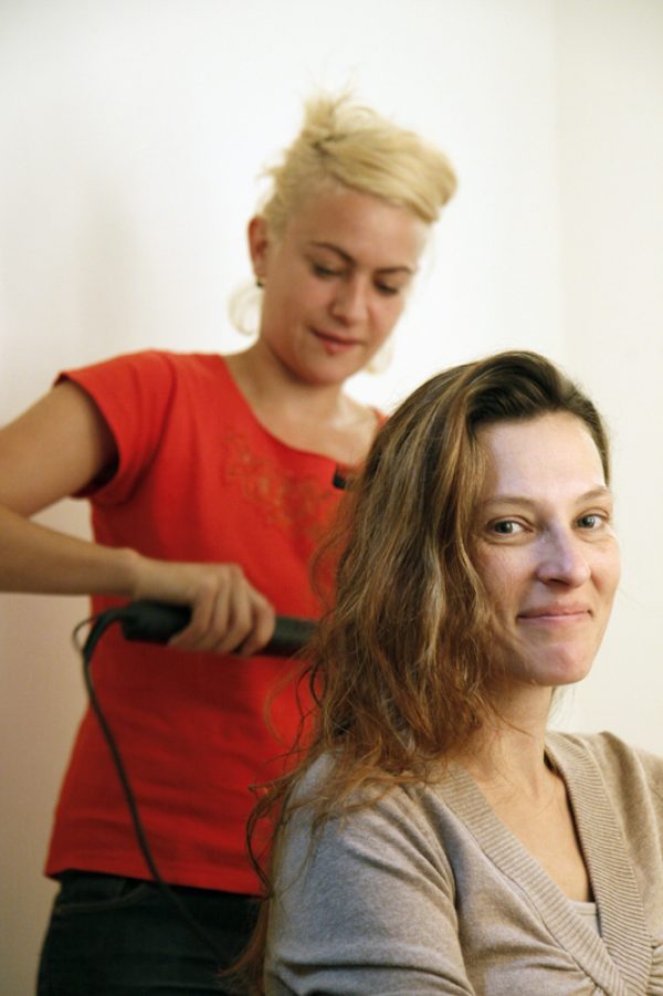 Première étape: la coiffure. Julie décide de lisser la chevelure de Nadine, notre mannequin d’un jour.