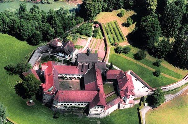 Abbaye de la Maigrauge. Dormir dans un couvent dans le canton de Fribourg (Suisse). Si vous souhaitez vous retrouver dans une ambiance de recueillement, dans un cadre de silence et de paix, les cisterciennes de Notre-Dame de la Maigrauge vous accueillent
