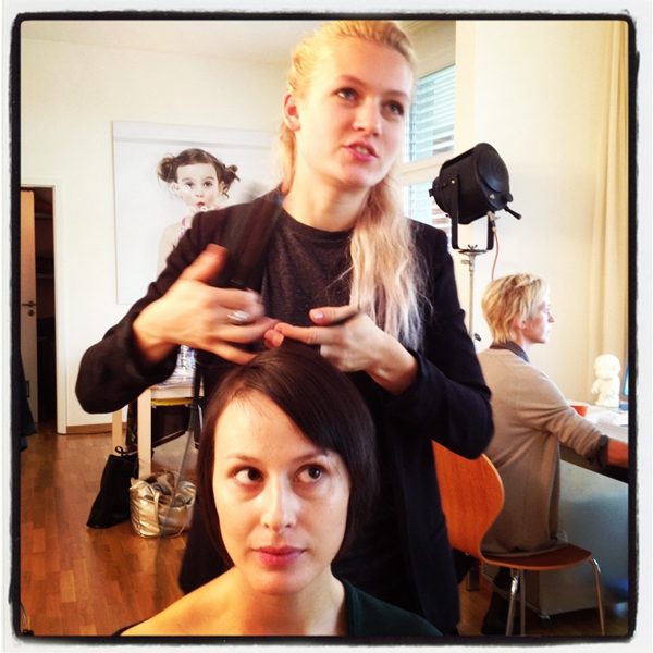 Rachel  Bredy venue de Zurich s’occupe de la coiffure. Sa mission: créer deux looks différents.