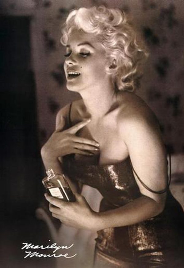 Première égérie de la marque dans les années 1950, Marilyn Monroe incarne la volupté de Chanel n°5.