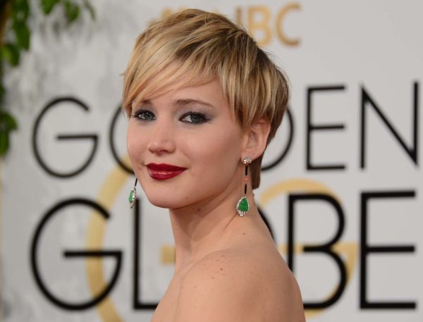 Jennifer Lawrence a mis les petits plats dans les grands pour la cérémonie des Golden Globes à Beverly Hills. L'égérie Dior a opté pour une bouche rouge carmin, et un regard sombre. Le summum du glamour!