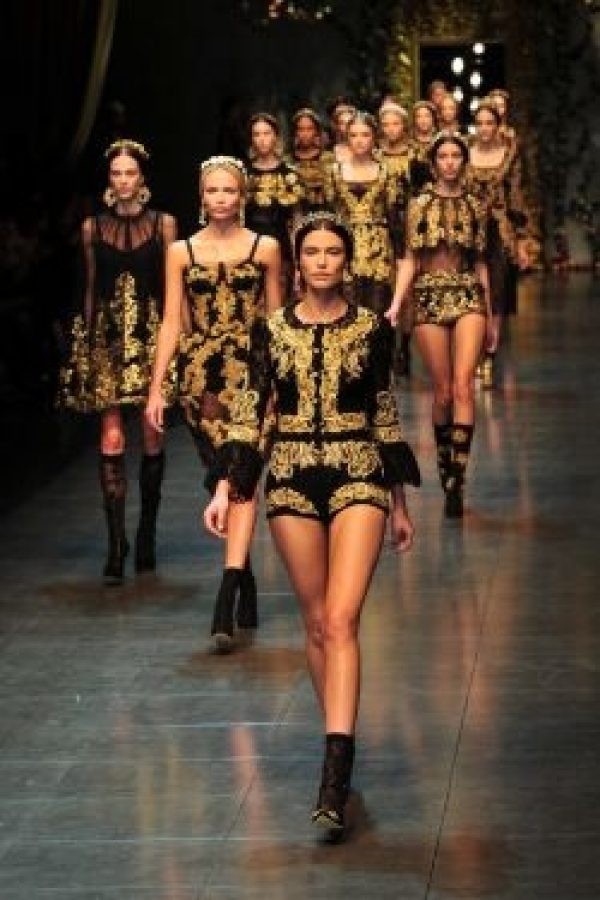 Des modèles présentent un ensemble de créations Dolce & Gabbana pour l'Automne/Hiver 2012/2013.