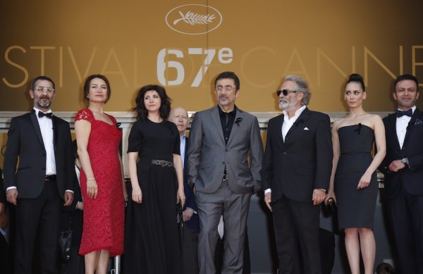 Nuri Bilge Ceylan (en gris au centre) et l'équipe du film 'Winter Sleep'.