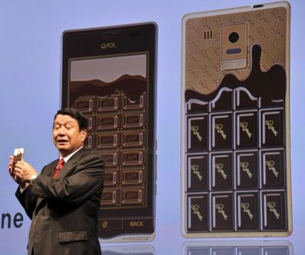Ryuji Yamada, président de l'opérateur NTT DoCoMo, présente le Q-Pot.Phone, produit par le fabricant Sharp, lors d'une conférence de presse à Tokyo, le 18 octobre 2011.