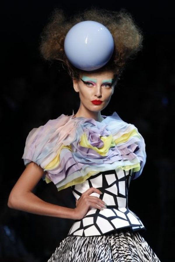 Une création Dior pendant le défilé haute-couture automne-hiver 2011-2012.