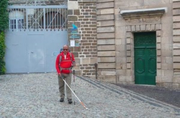 Gérard Muller, un aveugle de 63 ans prend le départ de son pélerinage pour Saint-Jacques de Compostelle, le 3 juillet 2011 au Puy-en-Velay.