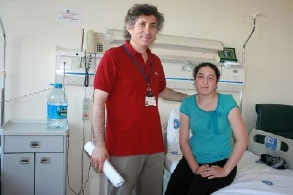 Derya Sert (à droite) et le chirurgien Ömer Özkan à l'hôpital universitaire Akdeniz, le 8 août 2011.