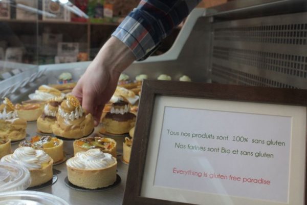 Le gluten, ennemi public n°1 en 2014. Une offre d'établissements spécialisés se développe, ici une pâtisserie à Paris propose des gâteaux 100 % sans gluten.