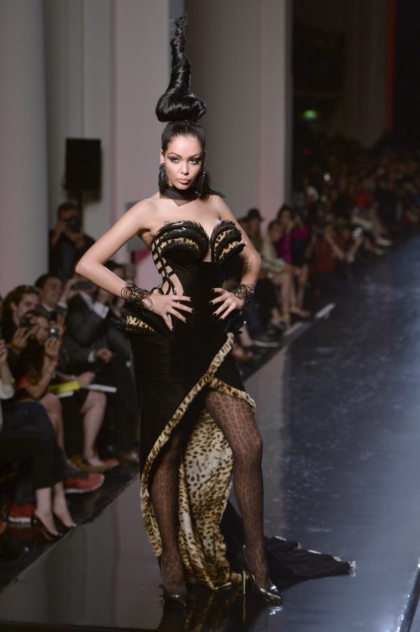 Nabilla Benattia porte une création de Jean Paul Gaultier dans le cadre des défilés haute couture Automne-Hiver 2013.