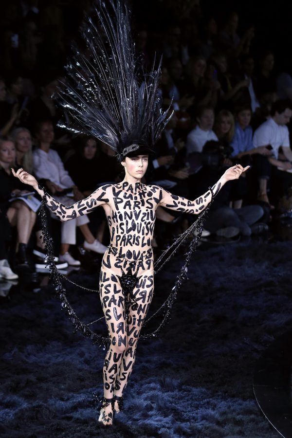 Le dernier défilé Marc Jacobs pour Louis Vuitton a fait la part belle aux graffitis et aux plumes de paon.