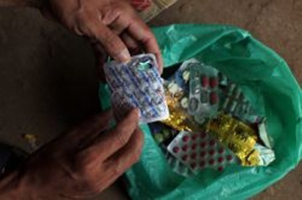 Des inspecteurs cambodgiens examinent des médicaments suspects.