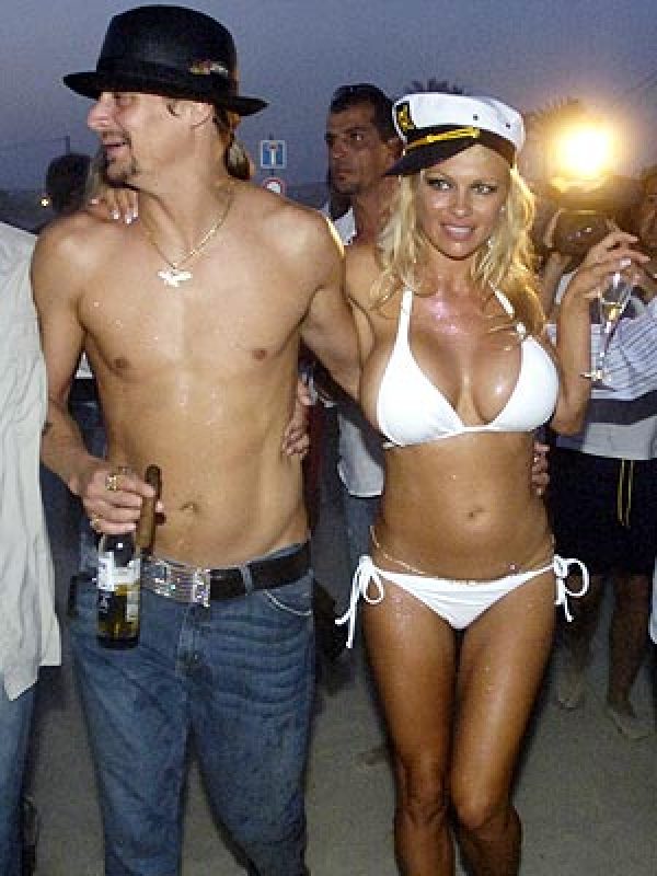 Pour Pamela Anderson, mariage rime avec plage. En 1995, elle a épousé Tommy Lee, batteur de Mötley Crue, à Cancun, au Mexique. Elle en bikini blanc avec un micro-paréo sur les hanches. Lui en pantalon corsaire et torse nu. Onze ans et un divorce plus