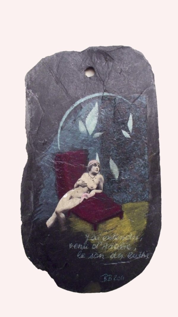 Barbara Biaggio propose, des scènes à tendance érotique (Fragments d'intime) peintes sur de très petites surfaces d'ardoise et, pour l'autre, des techniques picturales ou sculpturales diverses sur des matériaux de récupération.