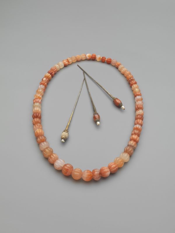 CHINE. Collier à perles côtelées, Jade, Dynastie Qing (1644-1911). Epingles à cheveux, vermeil cornalines et perles, Dynastie Ming (1368-1644).