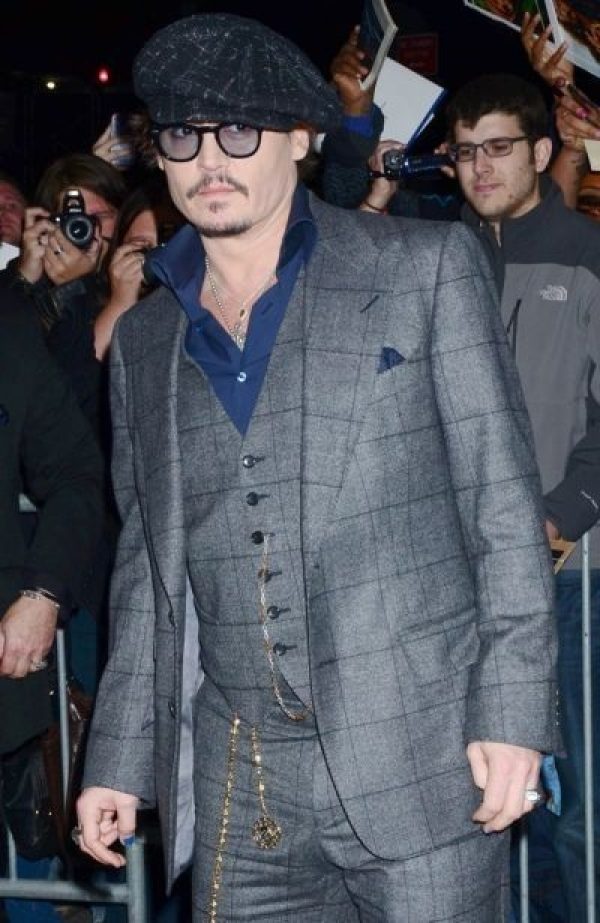 Johnny Depp est apparu avec des ongles bleus, lors de la première new-yorkaise du film 'The Rum Diary'.
