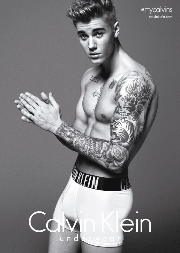 Justin Bieber incarne les collections Calvin Klein Jeans et Underwear.