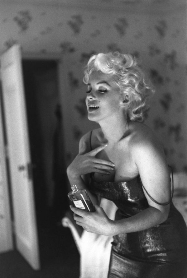 Marilyn Monroe se parfumant, lors d’une séance de photographie avant la première de la pièce de théatre 'Une chatte sur un toit brûlant' de Tenessee Williams, 1955.