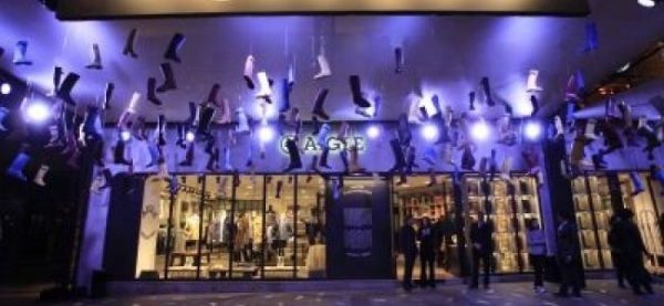 Aigle a ouvert une boutique de 135 mètres carrés sur les Champs-Élysées.