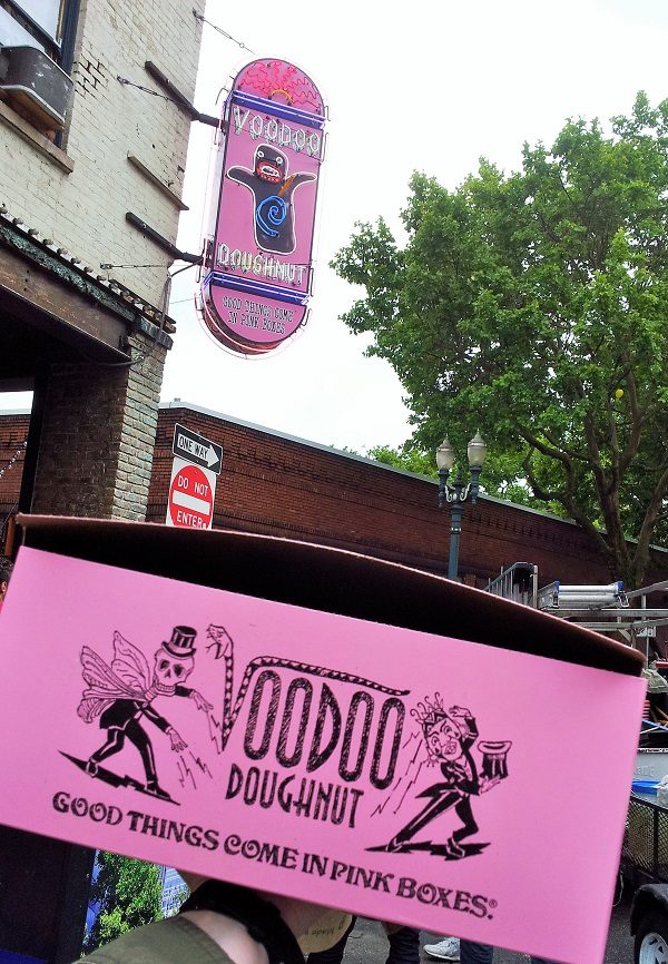 Les célèbres boîtes roses de Voodoo Doughnut qui valent bien une bonne demi-heure de queue.