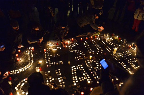 Bougies déposées lors du rassemblement à Paris, Place de la République, le 7 janvier 2015.