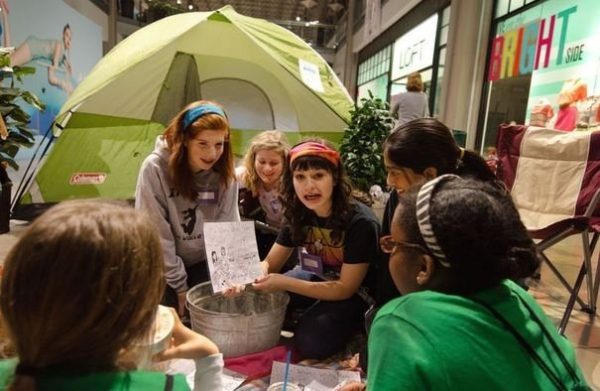 Corinne Conover (avec un bandeau bleu) et Emma Rothfield expliquent les règles du camping à de jeunes guides.