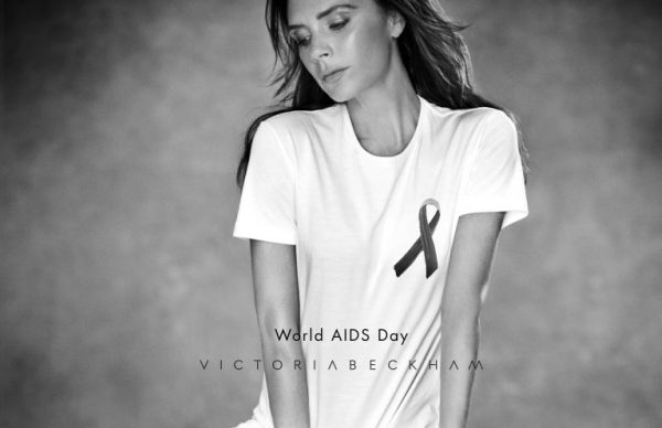 Victoria Beckham dans son t-shirt World AIDS Day.