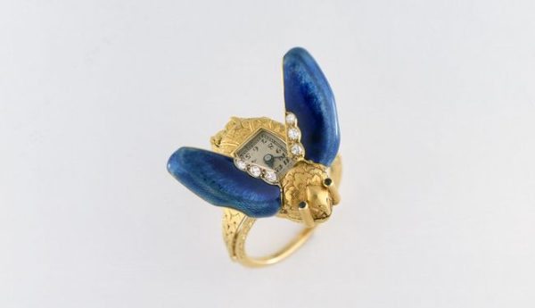 Une montre-bague en forme d’insecte qui date de 1930 environ. Or, émail et diamants.