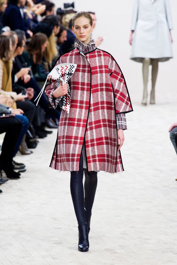 Céline associe les carreaux à un manteau oversize et à la coupe minimaliste.