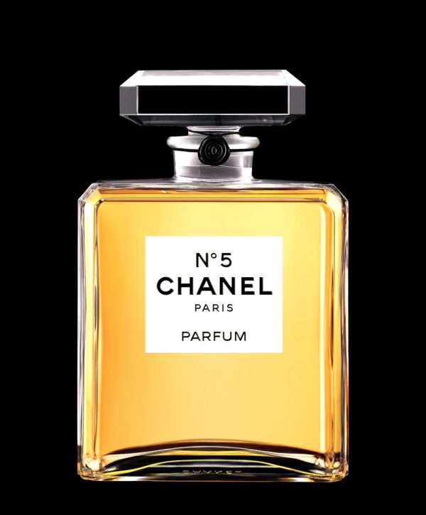 Le parfum 'N°5' de Chanel, créé par Ernest Beaux en 1921.