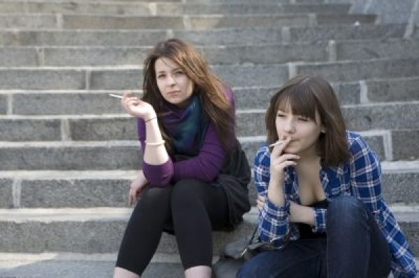 Une étude encourage les jeunes fumeurs à arrêter.