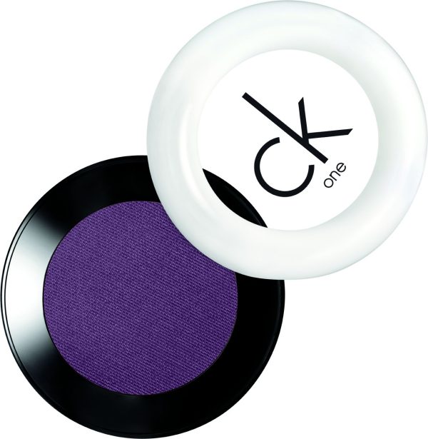 Le fard "ck one ombre à paupières poudre" de Calvin Klein, coloris violet "Obsessed". Prix : 18€