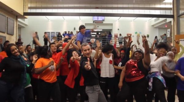Le professeur parcourt les couloirs de l'école et fait danser plus de 200 élèves.
