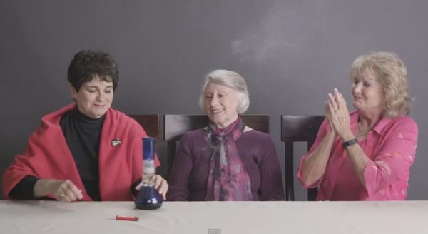 Ces trois dames fument du cannabis pour la première fois.