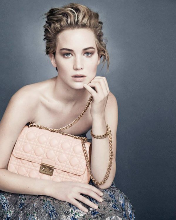 Jennifer Lawrence apparaît dans la nouvelle campagne Miss Dior, réalisée par Patrick Demarchelier.