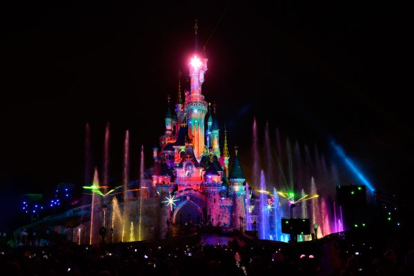 Le nouveau spectacle Disney Dreams! fête Noël: jets d'eau et illumination.