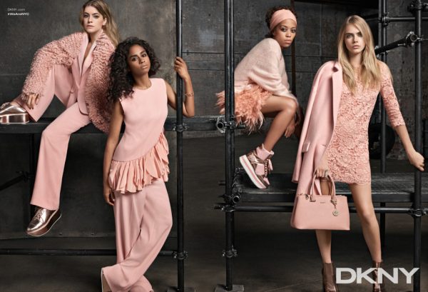 Cara Delevingne, Brandee Brown, Vashtie Kola et Chelsea Leyland prennent la pose pour DKNY.