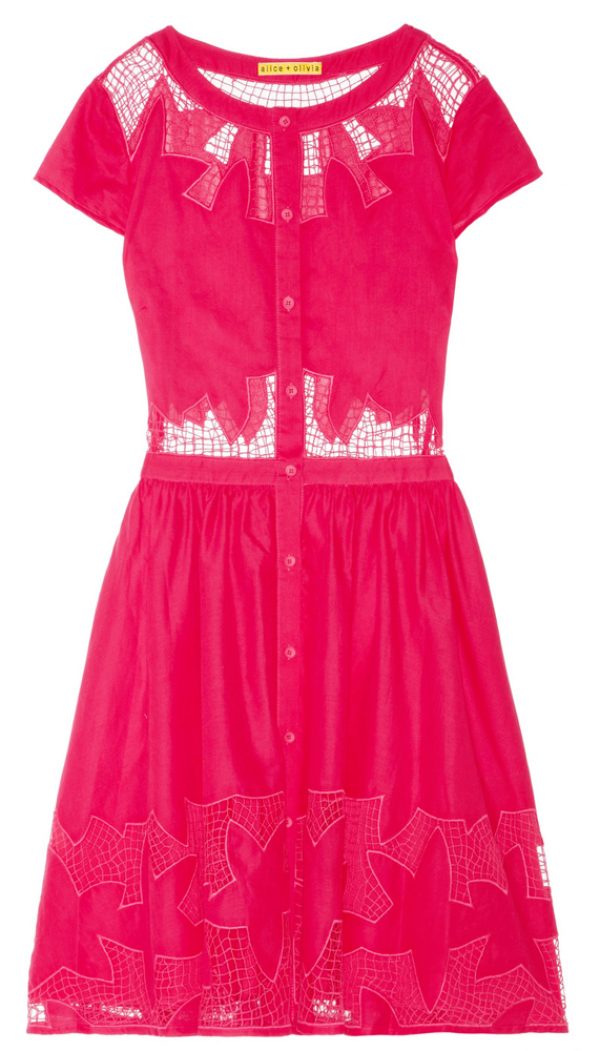 Robe rose ajourée Alice + Olivia <b><a href=' http://www.net-a-porter.com/Shop/Designers/Alice_and_Olivia?pn=1&viewall=off&image_view=product' target='_blank'>Net-à-porter</a></b>