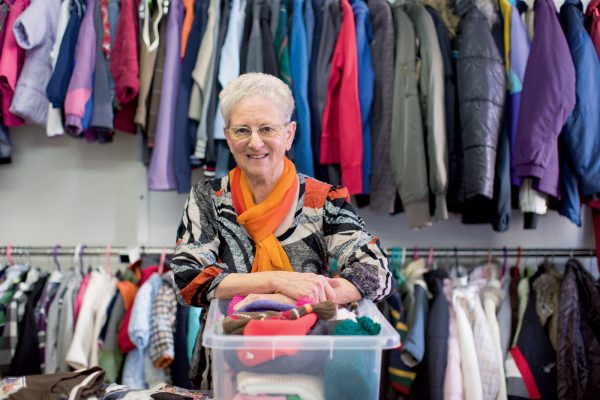 Au Vêt’Shop, Yvette Favre est entourée d’une trentaine de personnes. Sa deuxième famille.