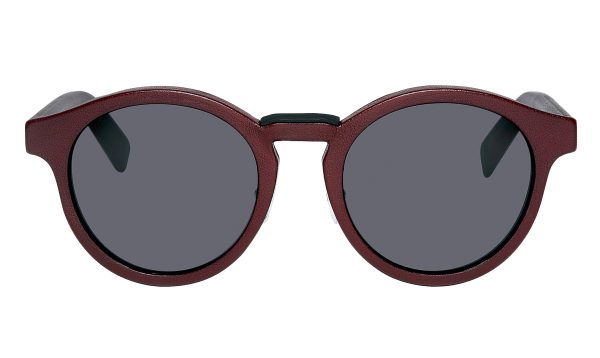 <b>La bonne optique</b> Afin de parfaire un look, les lunettes rondes hipster donnent une allure folle grâce à une monture indémodable. Lunettes de soleil Dior, 845 fr.