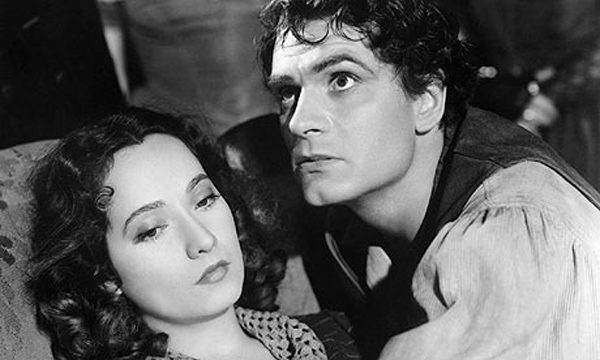 En 1939, Sir Laurence Olivier et Merle Oberon incarnent Heathcliff et Cathy au cinéma. Nominé huit fois, le film décroche l’oscar de la meilleure photographie noir et blanc.